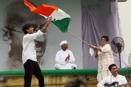 दिल में अन्ना, हर हाथ में तिरंगा | उमड़ा जनसैलाब