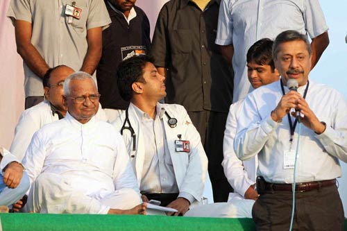 रामलीला मैदान में अन्‍ना 'लीला' । अन्ना के अलबेले समर्थक...