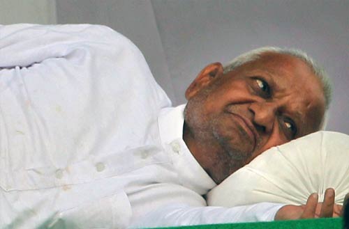 रामलीला मैदान में अन्‍ना 'लीला' । अन्ना के अलबेले समर्थक...