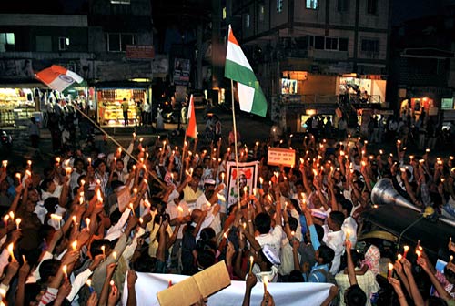 पीएम निवास पर अन्‍ना समर्थकों का प्रदर्शन...| हिल गई सरकार