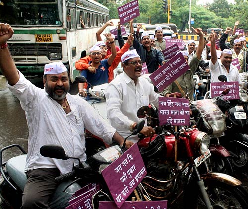 पीएम निवास पर अन्‍ना समर्थकों का प्रदर्शन...| हिल गई सरकार