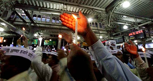 पीएम निवास पर अन्‍ना समर्थकों का प्रदर्शन...| हिल गई सरकार