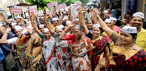 पीएम निवास पर अन्‍ना समर्थकों का प्रदर्शन...| हिल गई सरकार