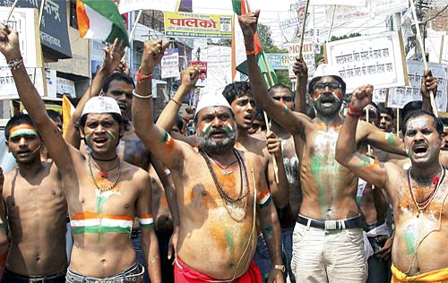 पीएम निवास पर अन्‍ना समर्थकों का प्रदर्शन...| हिल गई सरकार