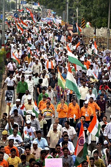 पीएम निवास पर अन्‍ना समर्थकों का प्रदर्शन...| हिल गई सरकार