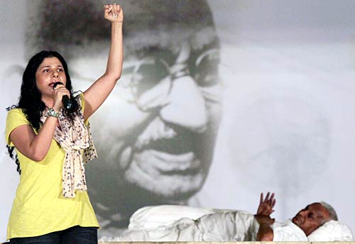 पीएम निवास पर अन्‍ना समर्थकों का प्रदर्शन...| हिल गई सरकार