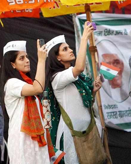 पीएम निवास पर अन्‍ना समर्थकों का प्रदर्शन...| हिल गई सरकार