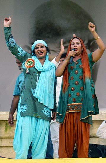 पीएम निवास पर अन्‍ना समर्थकों का प्रदर्शन...| हिल गई सरकार