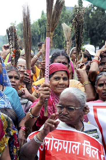 पीएम निवास पर अन्‍ना समर्थकों का प्रदर्शन...| हिल गई सरकार