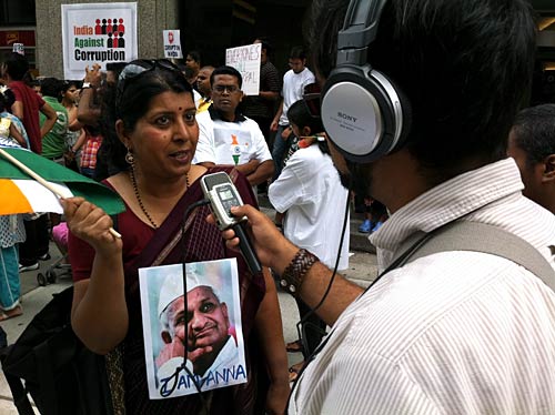 22 अगस्‍त 2011: लोगों ने भेजी तस्‍वीरें । मैं भी अन्‍ना, तू भी अन्‍ना