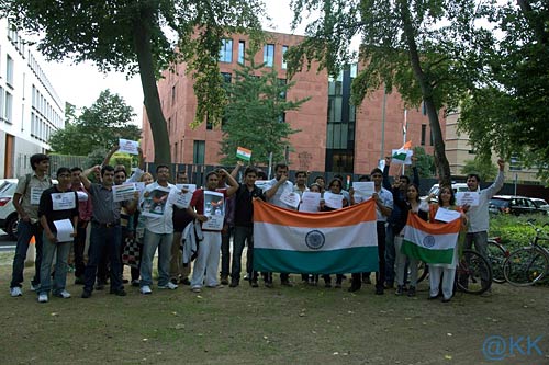 22 अगस्‍त 2011: लोगों ने भेजी तस्‍वीरें । मैं भी अन्‍ना, तू भी अन्‍ना