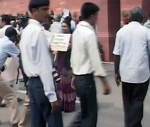 9 दलों के सांसदों ने संसद में दिया धरना