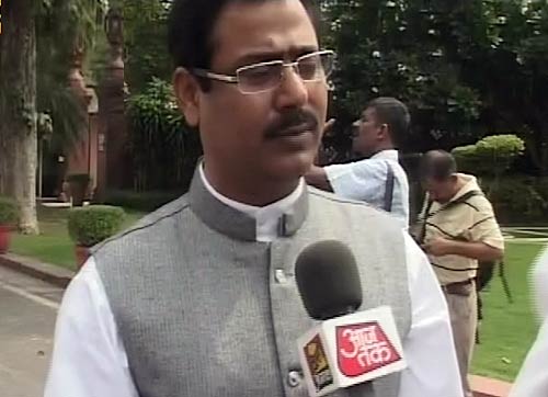 9 दलों के सांसदों ने संसद में दिया धरना