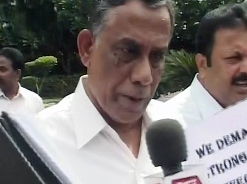 9 दलों के सांसदों ने संसद में दिया धरना