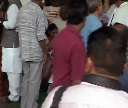 9 दलों के सांसदों ने संसद में दिया धरना