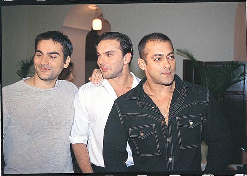 आया 'प्‍यार के दो तार से संसार बांधने' का त्‍योहार