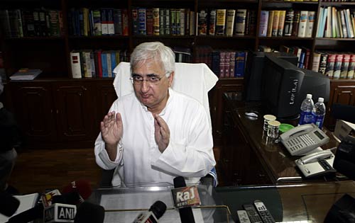 नेताओं के घरों पर अन्‍ना समर्थकों का प्रदर्शन | हर ओर अन्‍ना...