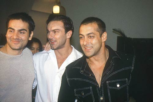 आया 'प्‍यार के दो तार से संसार बांधने' का त्‍योहार