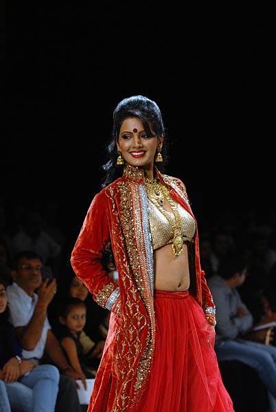 सितारों से गुलजार हुआ ज्‍वेलरी वीक...| स्विमसूट परियां