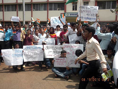 22 अगस्‍त 2011: लोगों ने भेजी तस्‍वीरें । मैं भी अन्‍ना, तू भी अन्‍ना