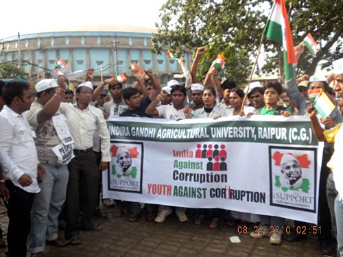 22 अगस्‍त 2011: लोगों ने भेजी तस्‍वीरें । मैं भी अन्‍ना, तू भी अन्‍ना