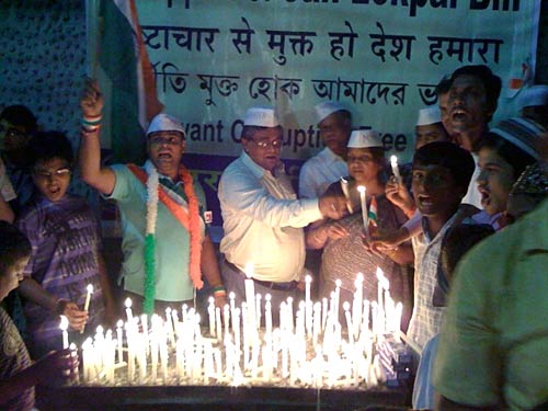 22 अगस्‍त 2011: लोगों ने भेजी तस्‍वीरें । मैं भी अन्‍ना, तू भी अन्‍ना