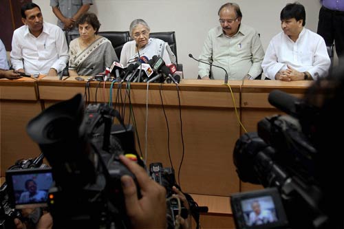 05 अगस्त 2011: तस्वीरों में देखें दिनभर की बड़ी खबरें । पढ़ें