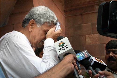 नेताओं के घरों पर अन्‍ना समर्थकों का प्रदर्शन | हर ओर अन्‍ना...