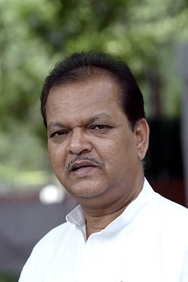 नेताओं के घरों पर अन्‍ना समर्थकों का प्रदर्शन | हर ओर अन्‍ना...