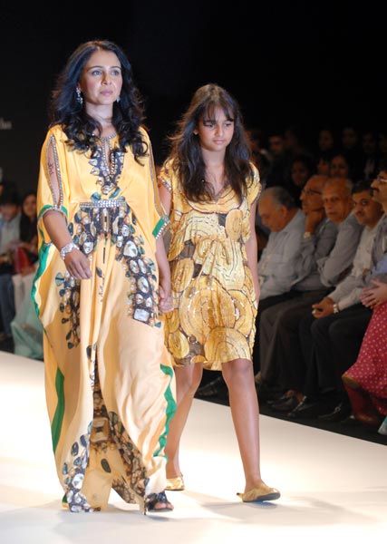 सितारों से गुलजार हुआ ज्‍वेलरी वीक...| स्विमसूट परियां