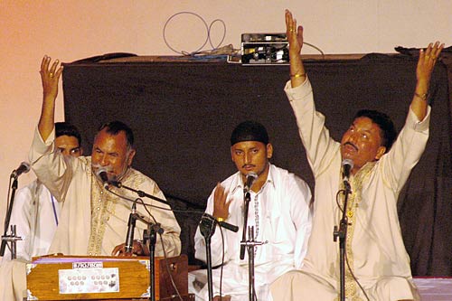 आया 'प्‍यार के दो तार से संसार बांधने' का त्‍योहार