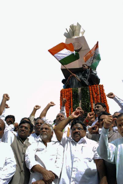 15 अगस्‍त 2011: तस्‍वीरों में देखें दिनभर की खबरें । पढ़ें 