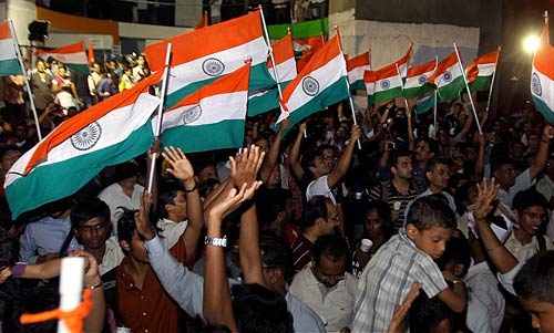 दिल में अन्ना, हर हाथ में तिरंगा | उमड़ा जनसैलाब