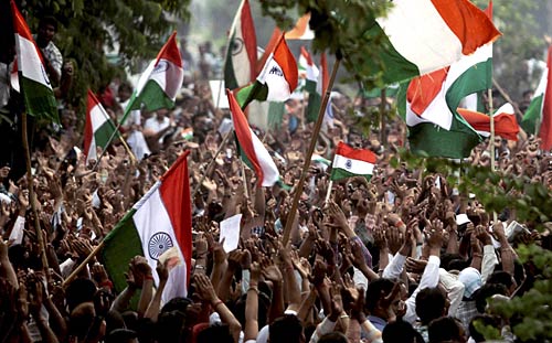 दिल में अन्ना, हर हाथ में तिरंगा | उमड़ा जनसैलाब