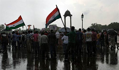 दिल में अन्ना, हर हाथ में तिरंगा | उमड़ा जनसैलाब