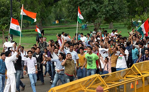 दिल में अन्ना, हर हाथ में तिरंगा | उमड़ा जनसैलाब