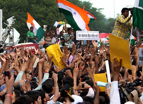 दिल में अन्ना, हर हाथ में तिरंगा | उमड़ा जनसैलाब