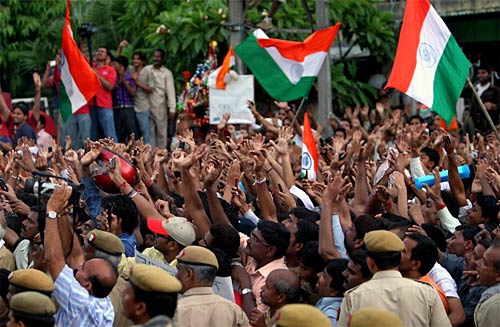 दिल में अन्ना, हर हाथ में तिरंगा | उमड़ा जनसैलाब