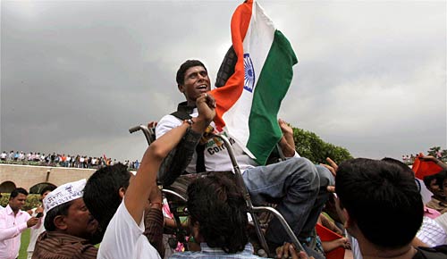 दिल में अन्ना, हर हाथ में तिरंगा | उमड़ा जनसैलाब