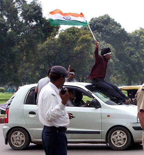 दिल में अन्ना, हर हाथ में तिरंगा | उमड़ा जनसैलाब