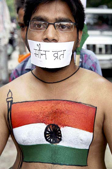 दिल में अन्ना, हर हाथ में तिरंगा | उमड़ा जनसैलाब