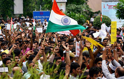 दिल में अन्ना, हर हाथ में तिरंगा | उमड़ा जनसैलाब