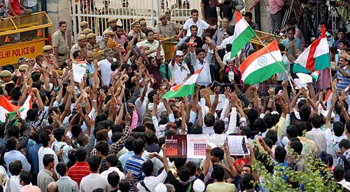 दिल में अन्ना, हर हाथ में तिरंगा | उमड़ा जनसैलाब