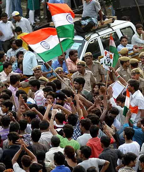 दिल में अन्ना, हर हाथ में तिरंगा | उमड़ा जनसैलाब