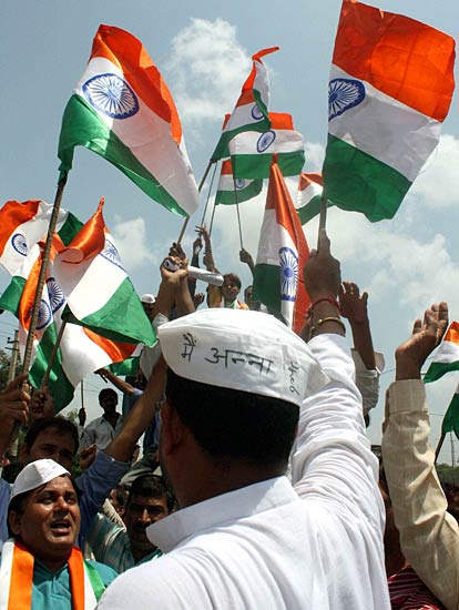 दिल में अन्ना, हर हाथ में तिरंगा | उमड़ा जनसैलाब