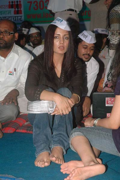 अन्‍ना के समर्थन में उतरा बॉलीवुड...| हर दिल में अन्ना