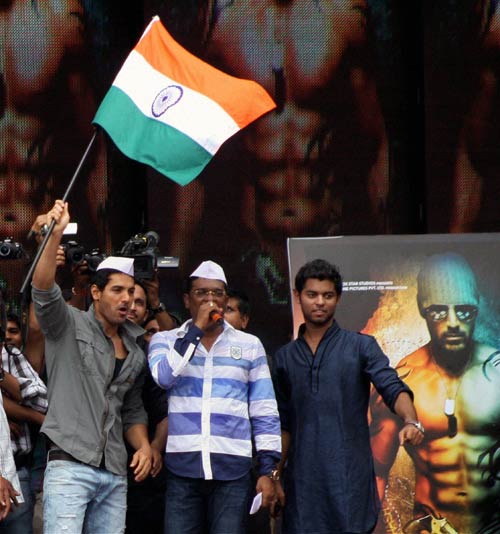 अन्‍ना के समर्थन में उतरा बॉलीवुड...| हर दिल में अन्ना