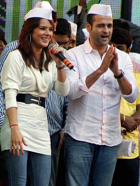 अन्‍ना के समर्थन में उतरा बॉलीवुड...| हर दिल में अन्ना