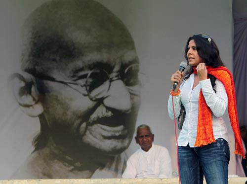 अन्‍ना के समर्थन में उतरा बॉलीवुड...| हर दिल में अन्ना