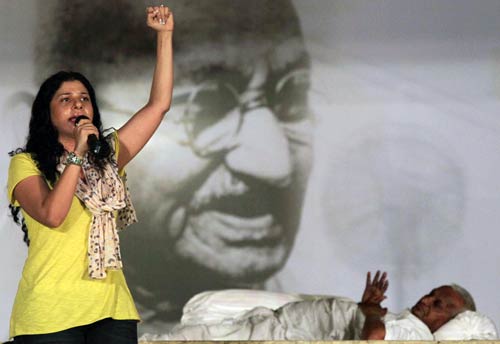 अन्‍ना के समर्थन में उतरा बॉलीवुड...| हर दिल में अन्ना